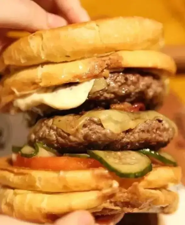 美食教程🍔汉堡制作🍖七日世界中培根肉排汉堡详细做法揭秘