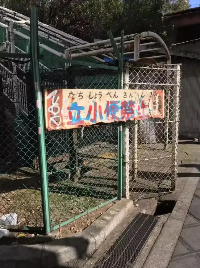 怀旧🎮童年回响：霓虹街头复古游戏厅的时光记忆