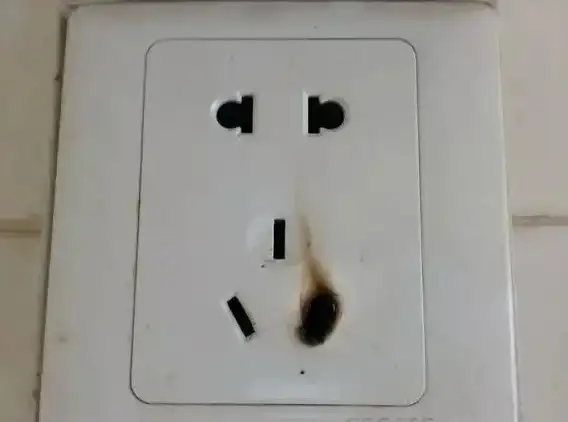 电脑使用💡屏幕：笔记本电脑拔下电源时屏幕短暂变黑一秒是否正常
